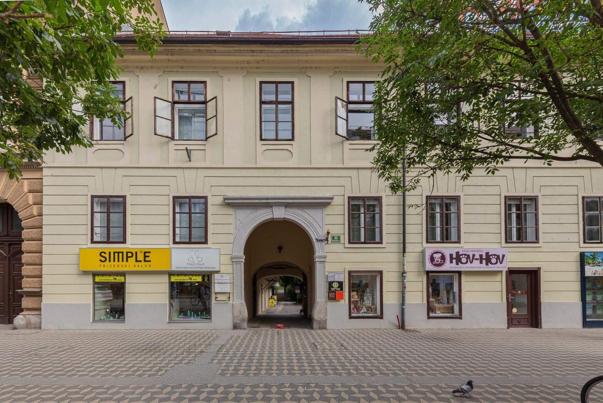 Ferienwohnung By The Walnut Tree Laibach Exterior foto